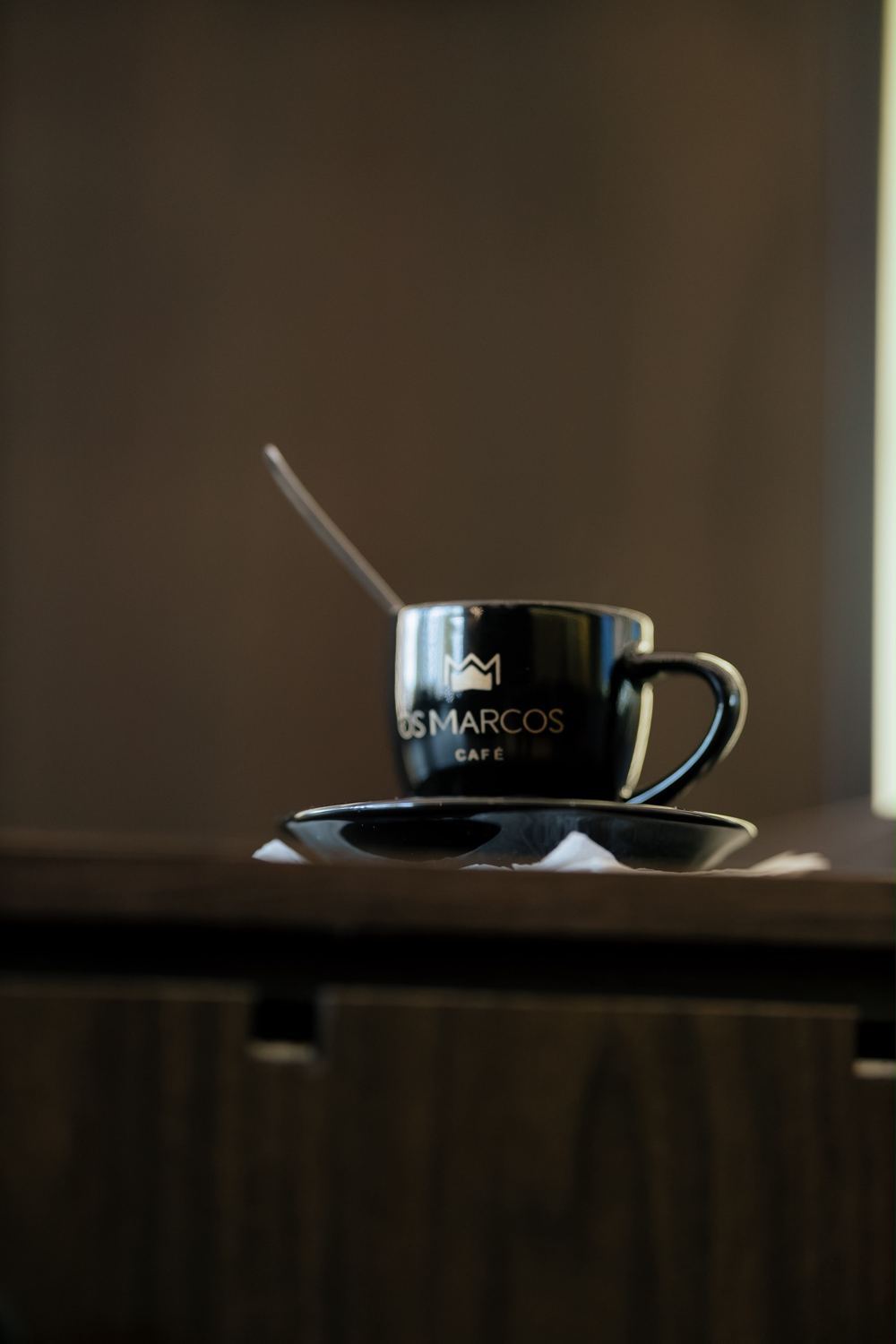 Xícara do Os Marcos Café sobre o balcão