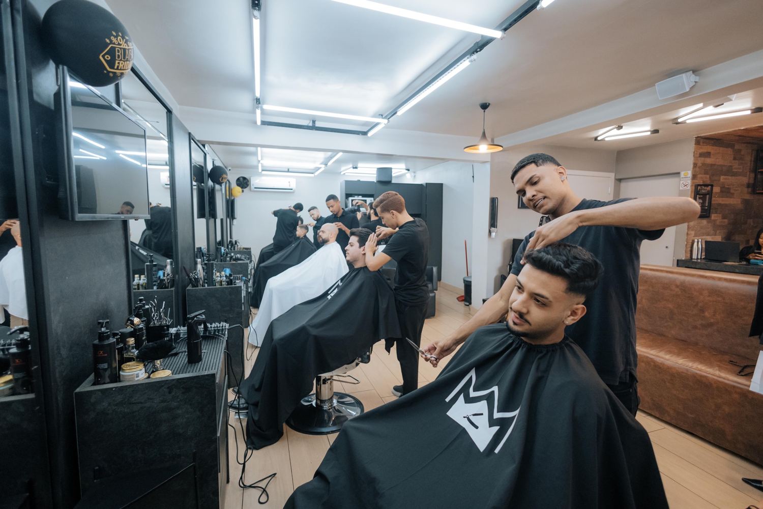Salão da unidade Campinas com barbeiros atendendo clientes